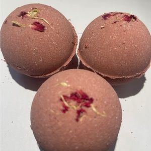 Aphrodisiac bath bomb with flowers